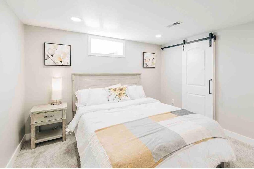 Beautiful Luxury Home Freshly Renovated With Big Yard, Seating & Grill Pad ค็อทเทจโกรฟ ภายนอก รูปภาพ