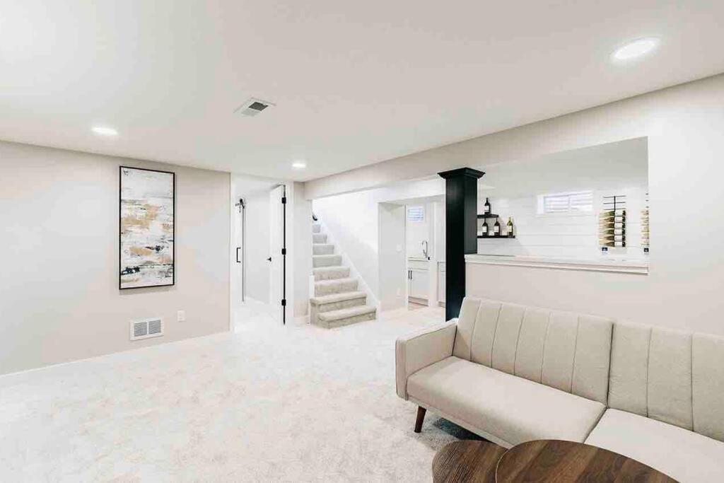 Beautiful Luxury Home Freshly Renovated With Big Yard, Seating & Grill Pad ค็อทเทจโกรฟ ภายนอก รูปภาพ