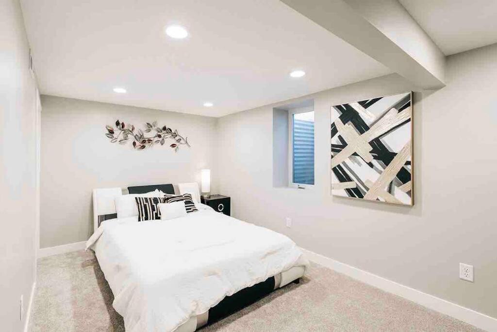 Beautiful Luxury Home Freshly Renovated With Big Yard, Seating & Grill Pad ค็อทเทจโกรฟ ภายนอก รูปภาพ
