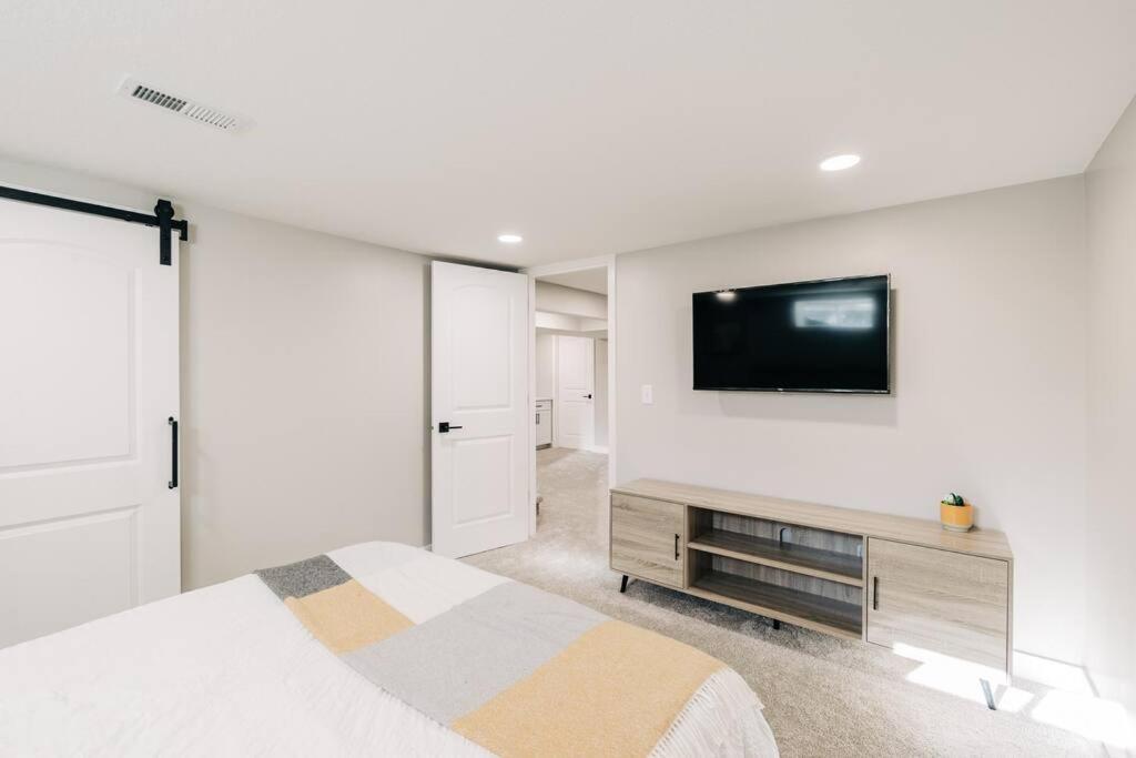Beautiful Luxury Home Freshly Renovated With Big Yard, Seating & Grill Pad ค็อทเทจโกรฟ ภายนอก รูปภาพ