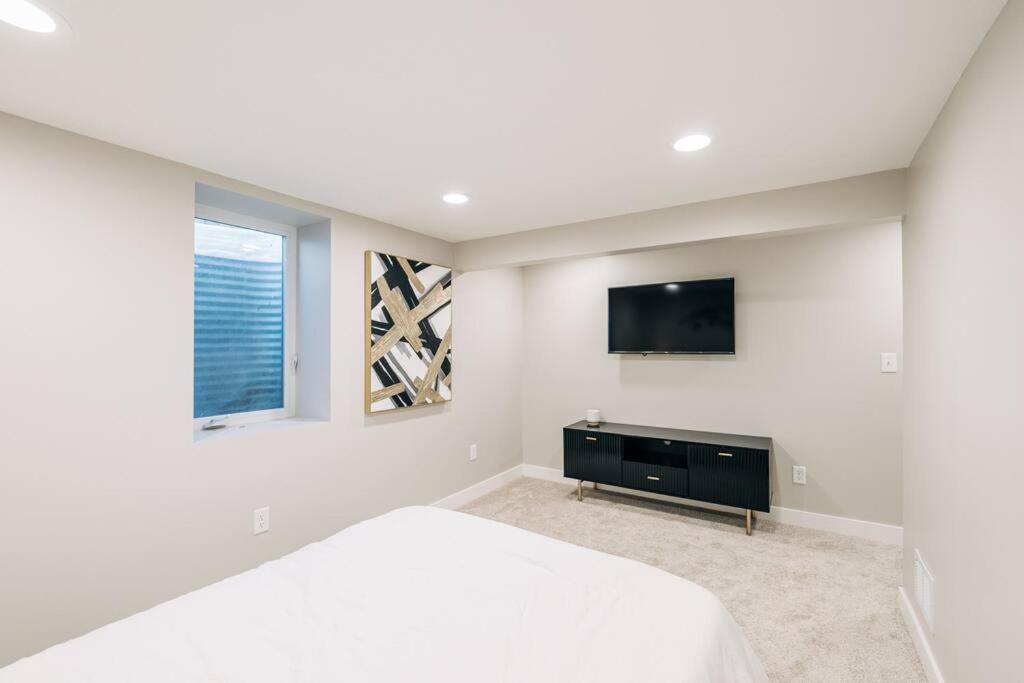 Beautiful Luxury Home Freshly Renovated With Big Yard, Seating & Grill Pad ค็อทเทจโกรฟ ภายนอก รูปภาพ