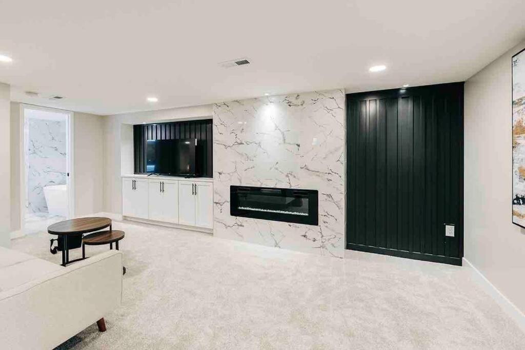 Beautiful Luxury Home Freshly Renovated With Big Yard, Seating & Grill Pad ค็อทเทจโกรฟ ภายนอก รูปภาพ