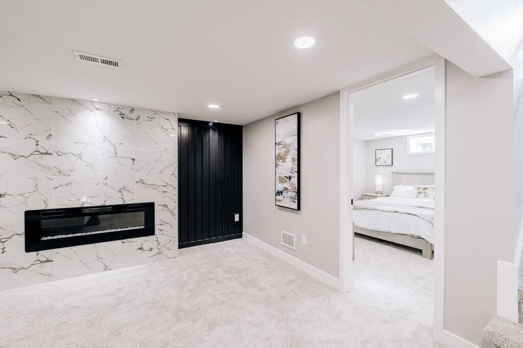Beautiful Luxury Home Freshly Renovated With Big Yard, Seating & Grill Pad ค็อทเทจโกรฟ ภายนอก รูปภาพ