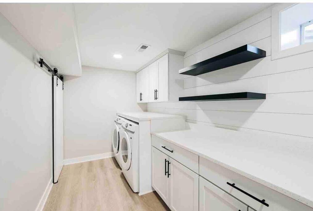 Beautiful Luxury Home Freshly Renovated With Big Yard, Seating & Grill Pad ค็อทเทจโกรฟ ภายนอก รูปภาพ