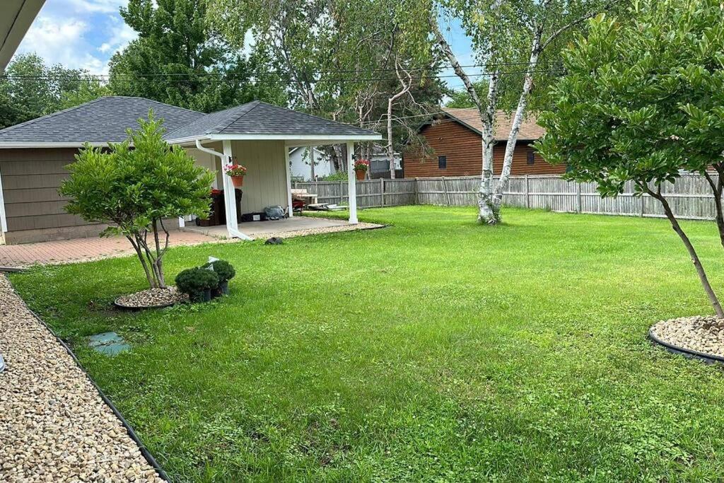 Beautiful Luxury Home Freshly Renovated With Big Yard, Seating & Grill Pad ค็อทเทจโกรฟ ภายนอก รูปภาพ