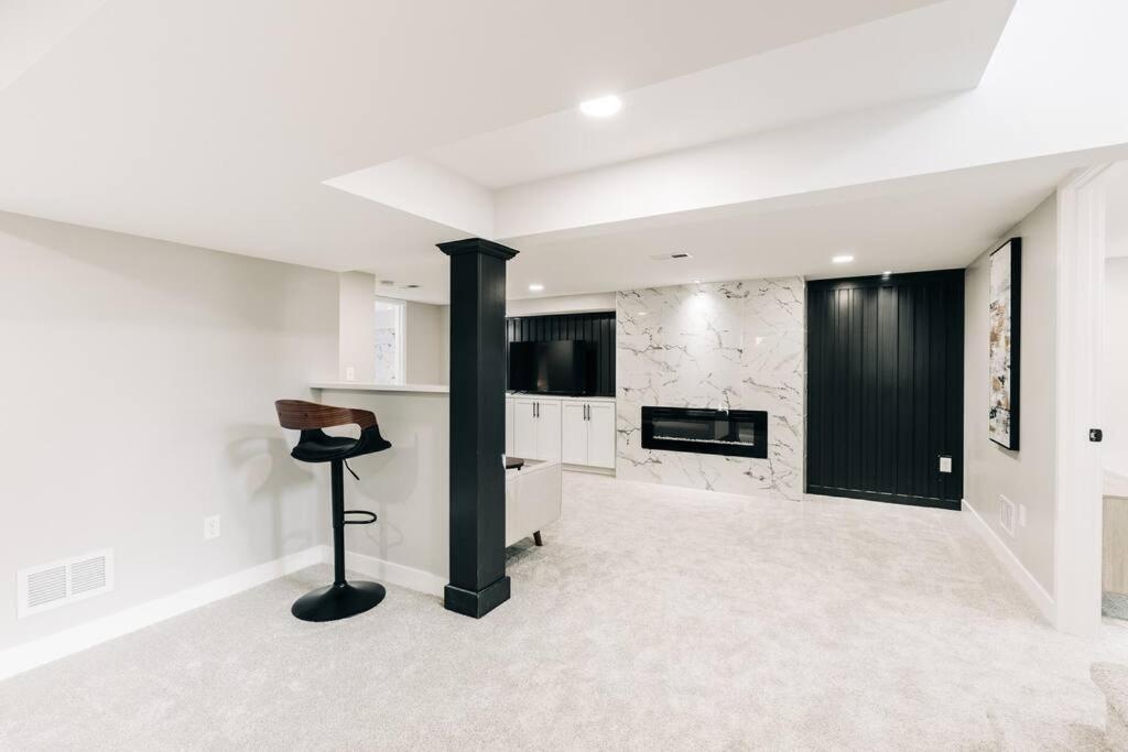 Beautiful Luxury Home Freshly Renovated With Big Yard, Seating & Grill Pad ค็อทเทจโกรฟ ภายนอก รูปภาพ