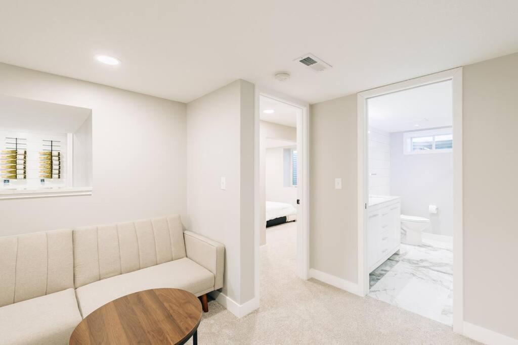 Beautiful Luxury Home Freshly Renovated With Big Yard, Seating & Grill Pad ค็อทเทจโกรฟ ภายนอก รูปภาพ